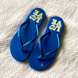Victoria’s Secret PINK blue flip flops